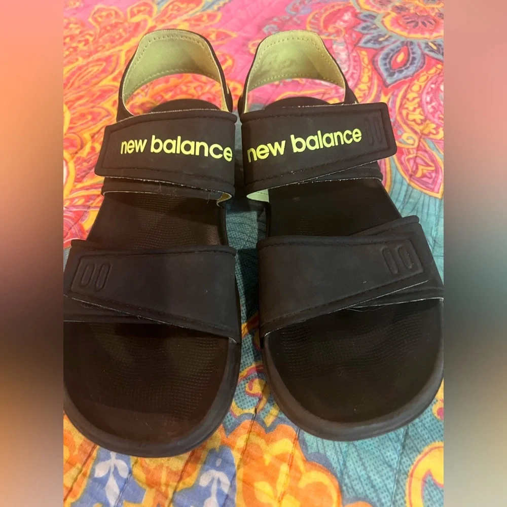 New Balance Sandals. Unisex Sz 5 Mens/sz 7 womens. Velcro strap NEW